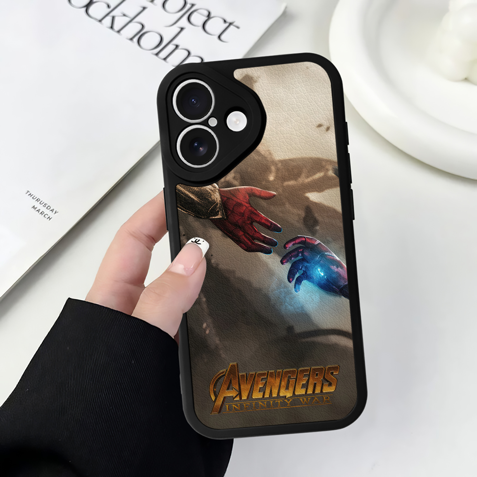 （画像用） アベンジャーズ The Avengers 【iPhone 16シリーズ対応】シリコンスマホケース（レザー調） 材質：シリコン